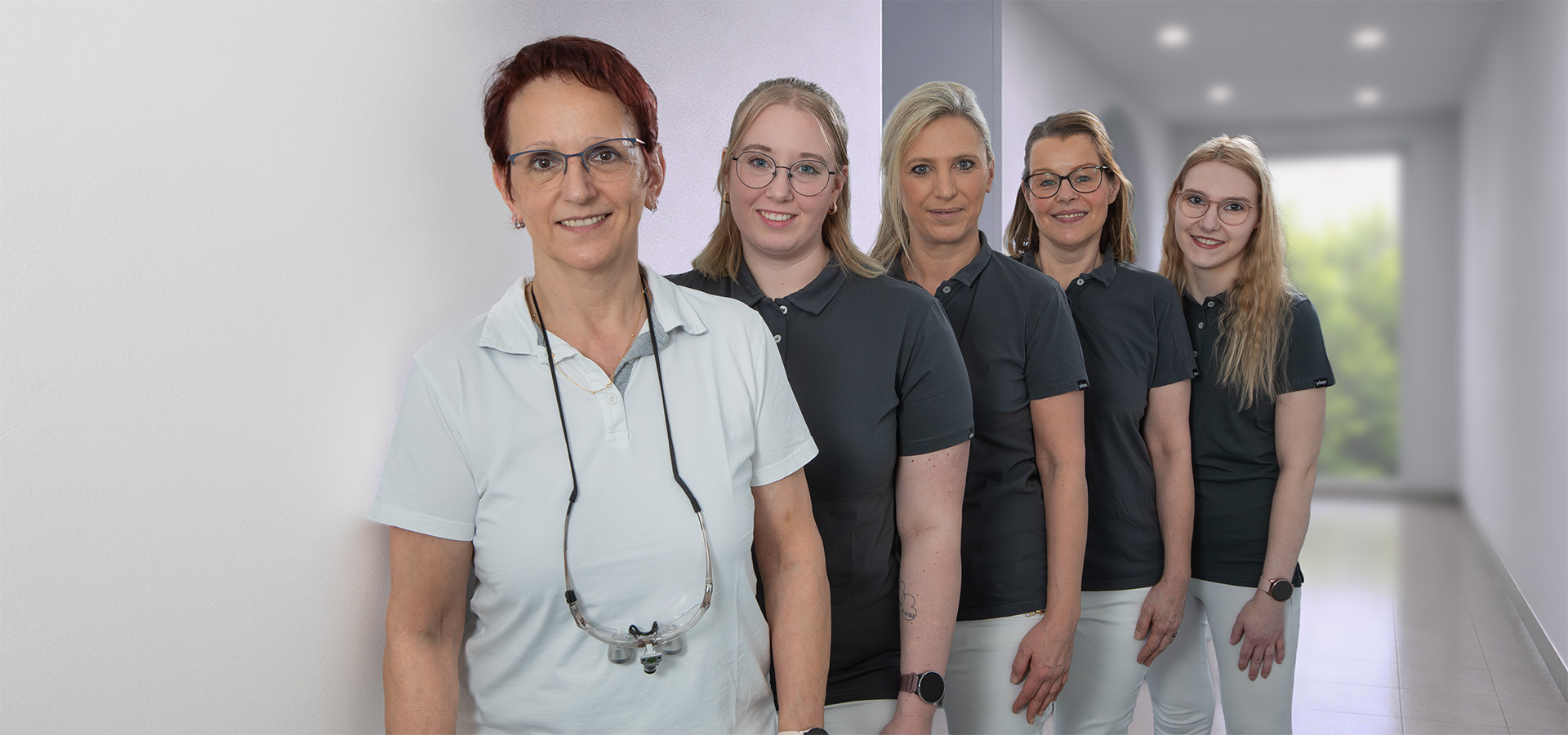Team der Zahnarztpraxis in Gründau mit Zahnärztin und Praxismitarbeiterinnen in moderner Praxisumgebung.